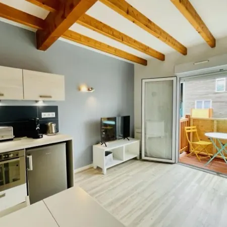 Bright Apt With Nice Balcony - Near Beach Apartment *